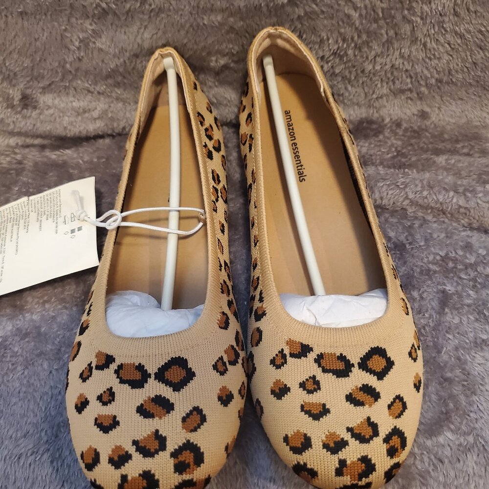NWT Amazon Flats - Size 7.5